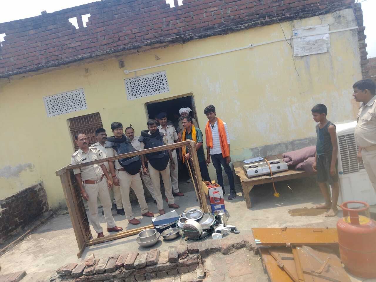 दुष्कर्म के आरोपित के घर पुलिस ने की कुर्की-जब्ती की कार्रवाई