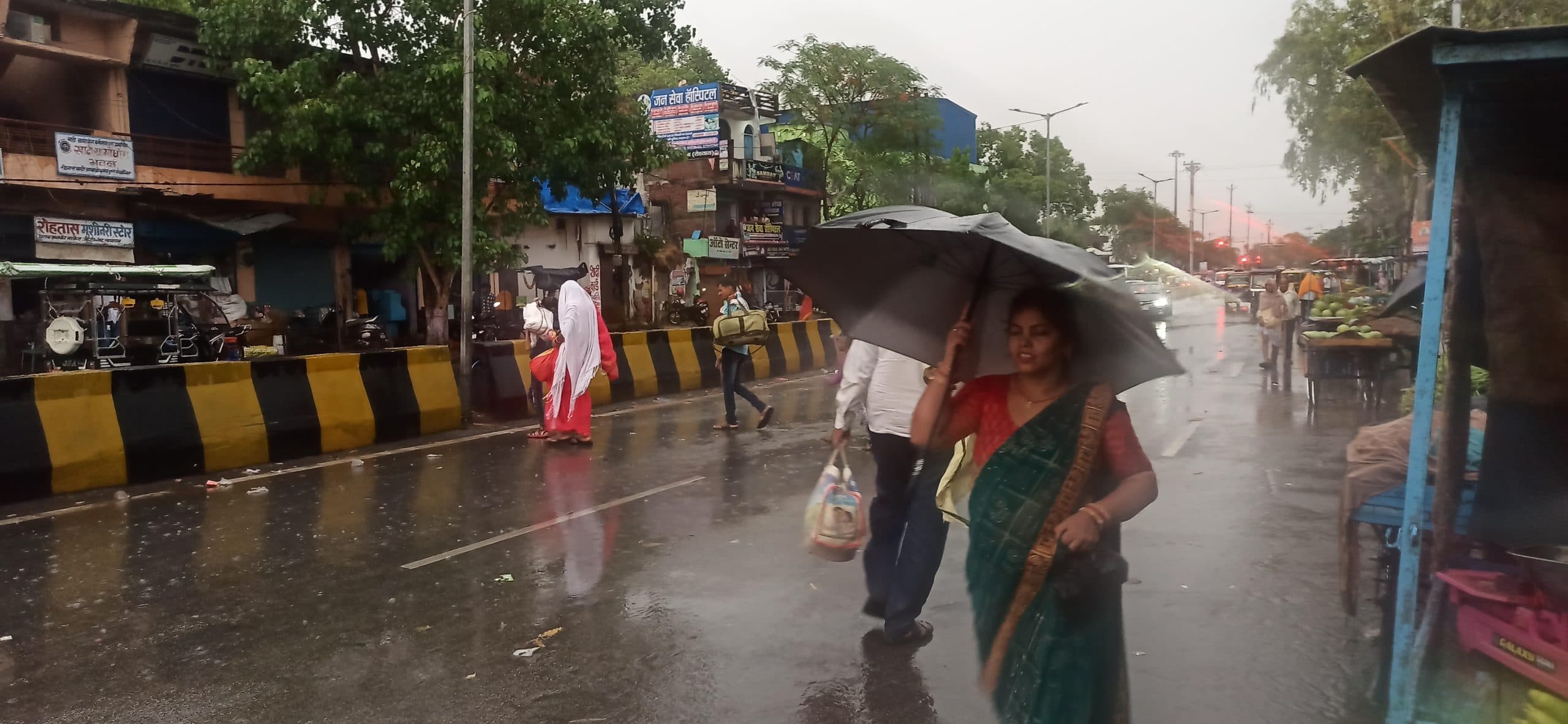 तेज आंधी-पानी से गर्मी से मिली राहत, पर चार घंटे से गुल रही बिजली