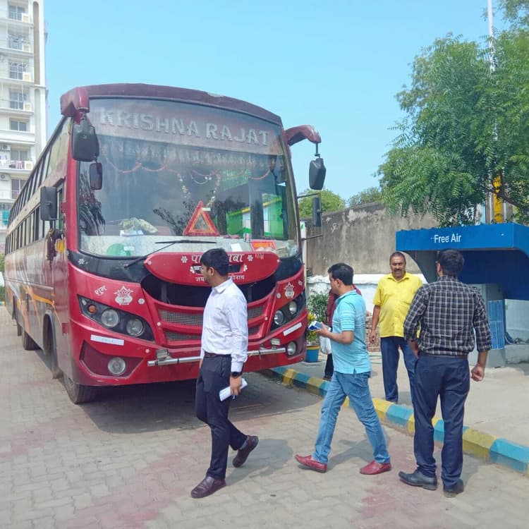 Deoghar News : बसों के अवैध पड़ाव के खिलाफ एसडीएम ने की छापेमारी, दो बसों को नोटिस