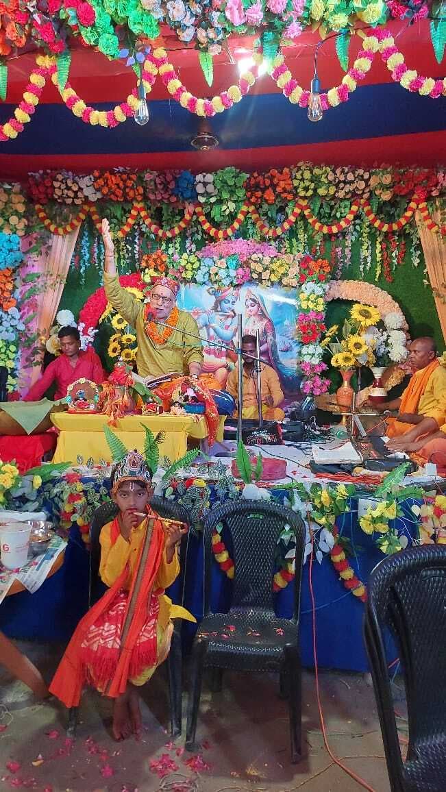 भागवत कथा में उमड़ रही श्रद्धालुओं की भीड़