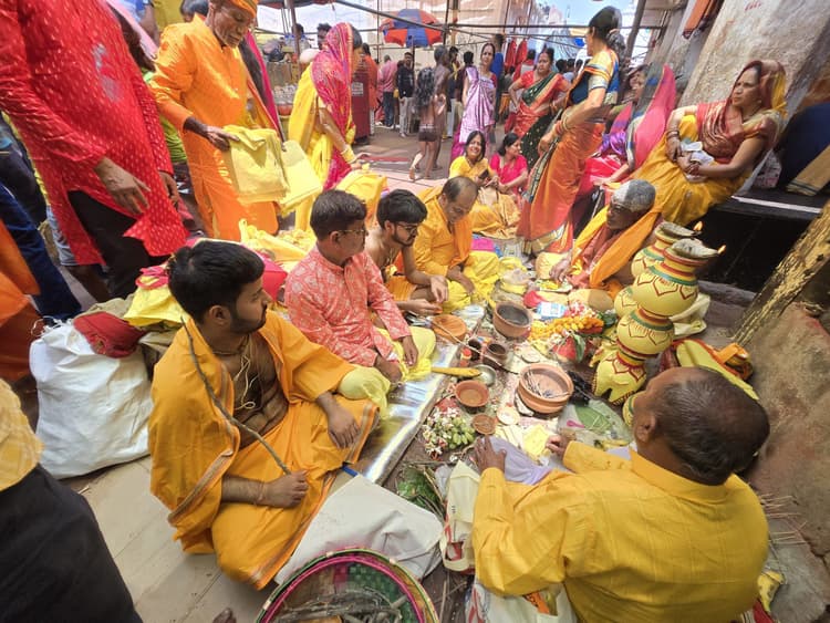 Deoghar News : बाबा मंदिर में अनुष्ठान कराने उमड़े भक्त