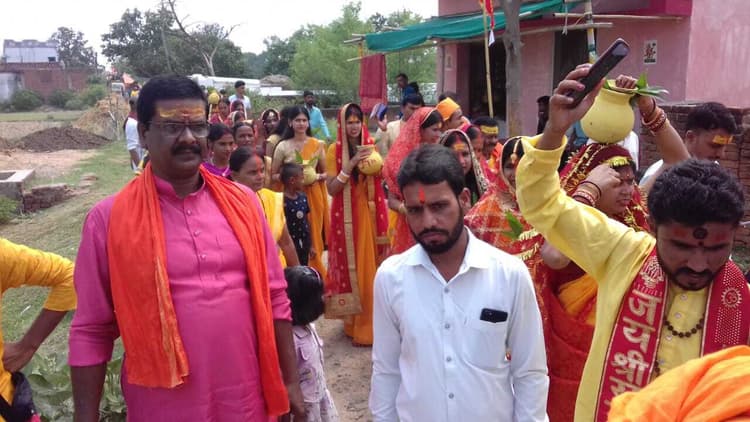 कलश यात्रा के साथ श्रीश्री 1008 लक्ष्मी नारायण महायज्ञ आरंभ