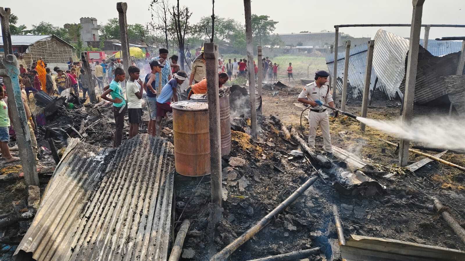 अगलगी में 18 परिवारों के जले घर, दस लाख की हुई क्षति