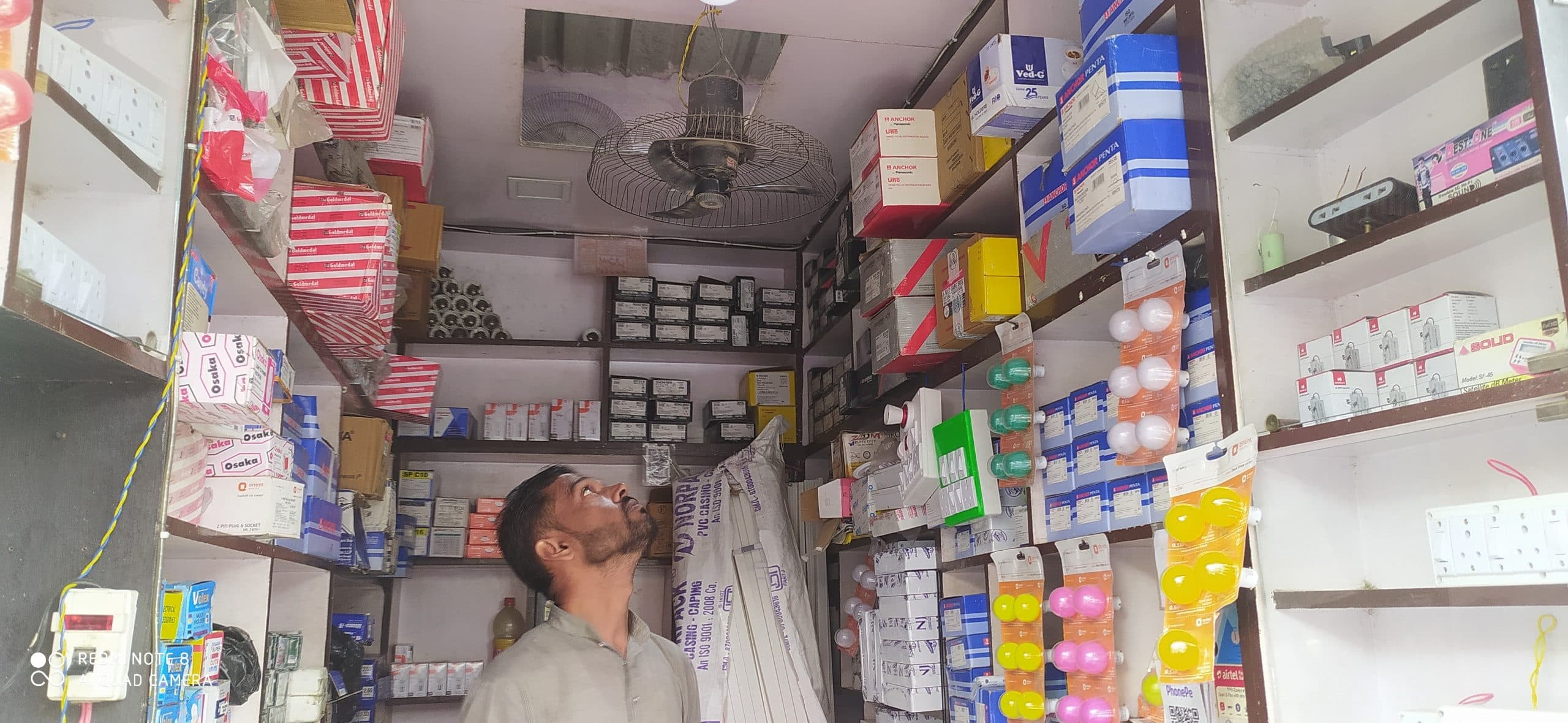 दुकान से एक लाख रुपये के सामान की चोरी