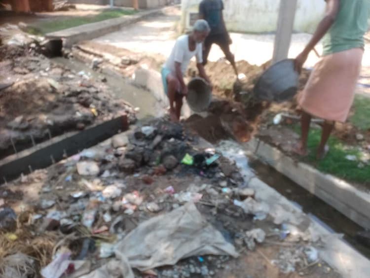 निर्माण कार्य में अनियमितता का लगाया आरोप