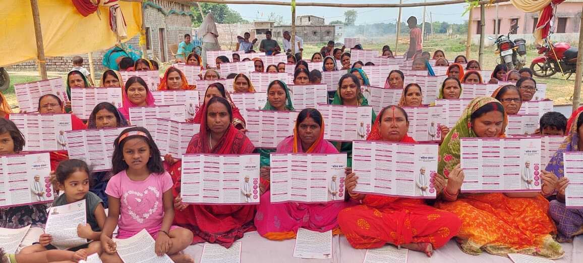 महिलाओं ने दादपुर हॉल्ट पर ओवरब्रिज निर्माण की मांग रखी