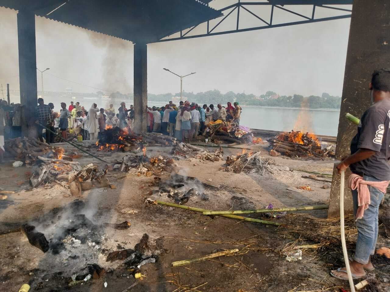 Gaya News : मशीन छोड़ बाहर हो रहे शवदाह, वसूले जा रहे रुपये भी