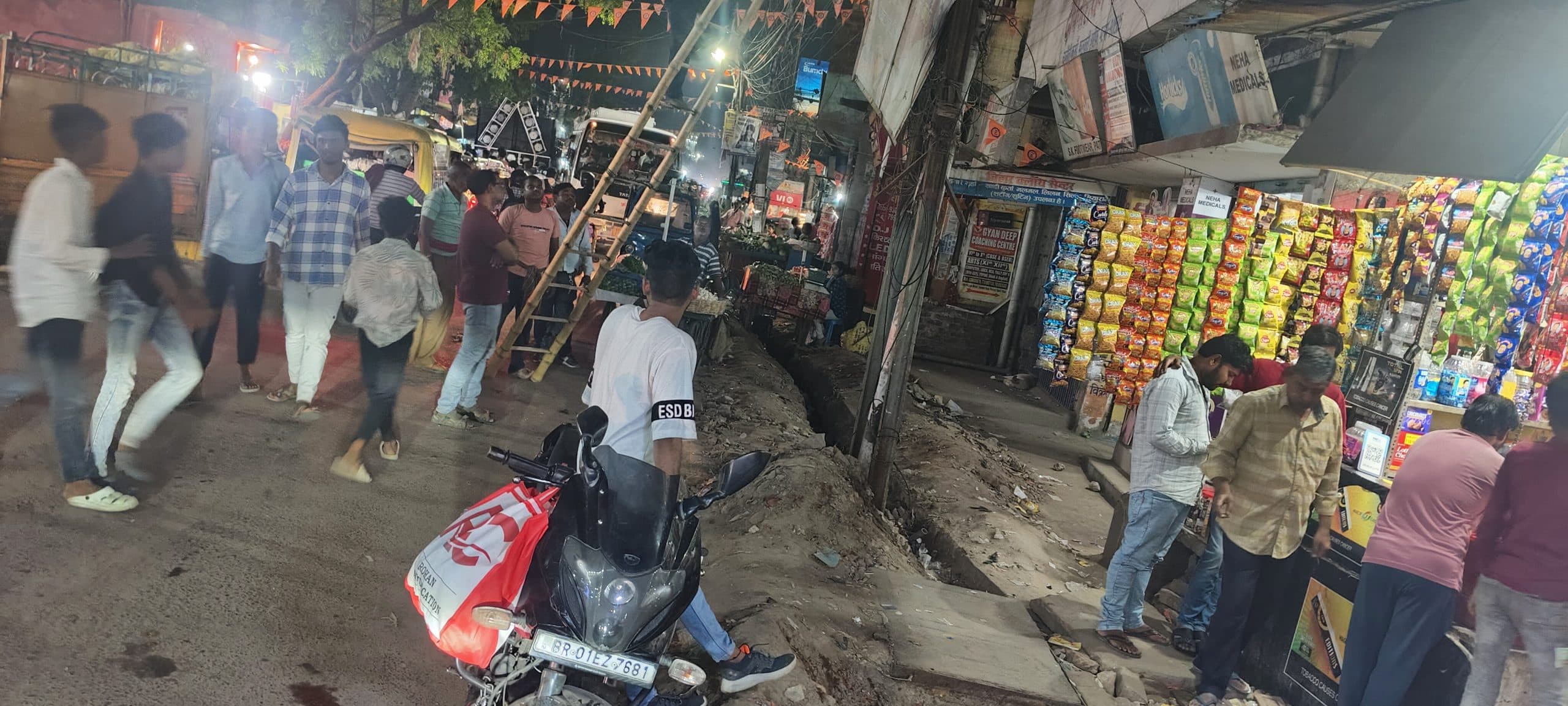 गड्ढा खोद कर छोड़ा, जाम और हादसे से लोग परेशान