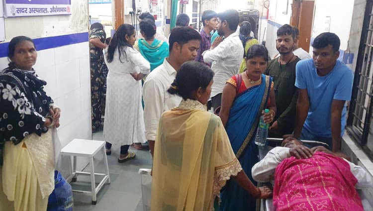 अनियंत्रित पिकअप ने ऑटो में मारा टक्कर, सब्जी व्यवसायी सहित तीन घायल