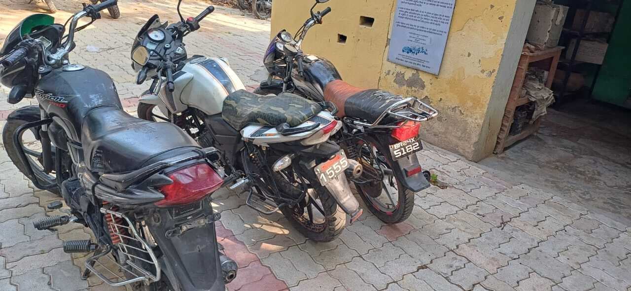 डुमरी गांव से चोरी की तीन बाइकों के साथ आरोपित गिरफ्तार