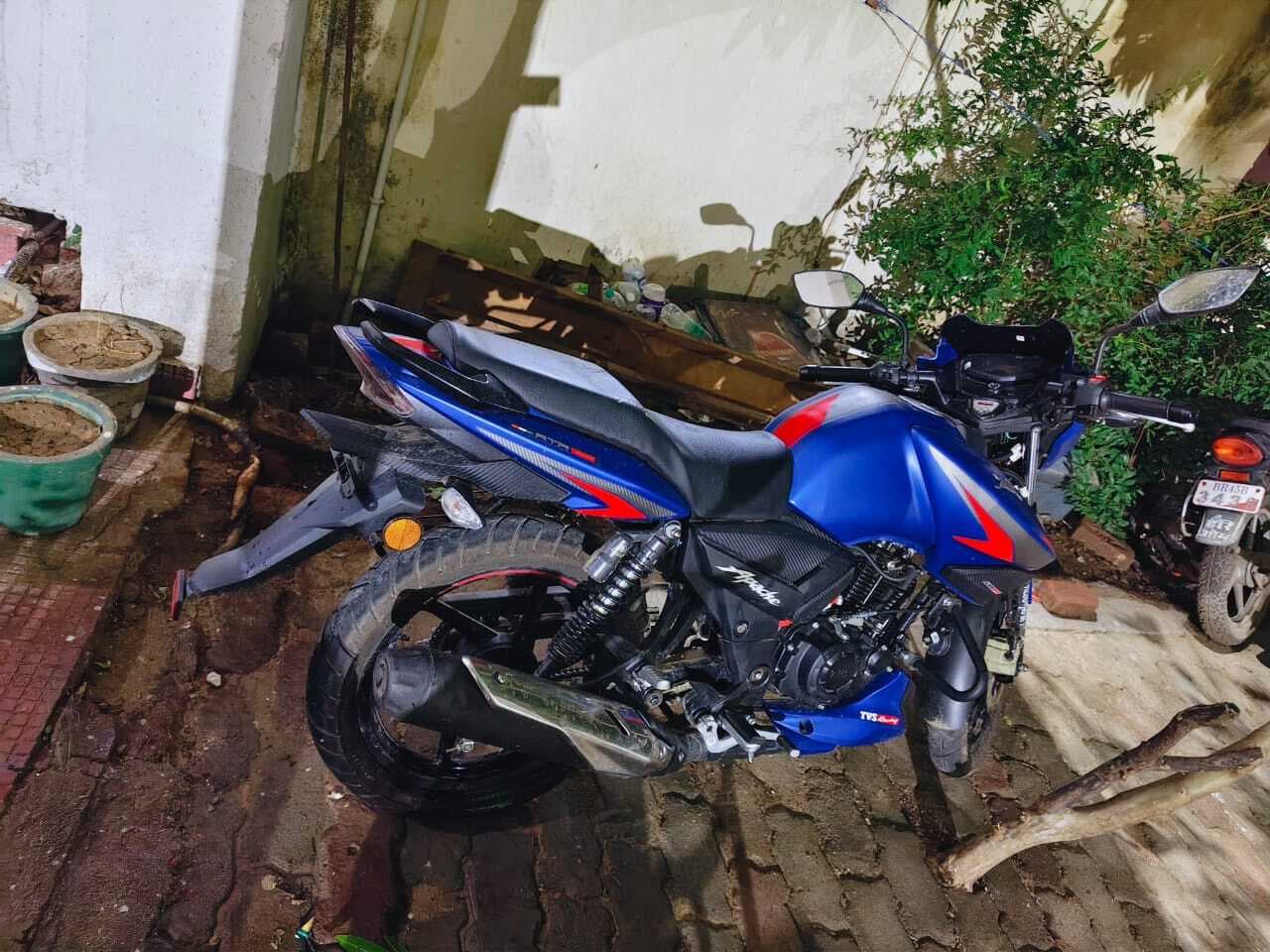 चोरी की बाइक के साथ दो चोरों को किया गिरफ्तार