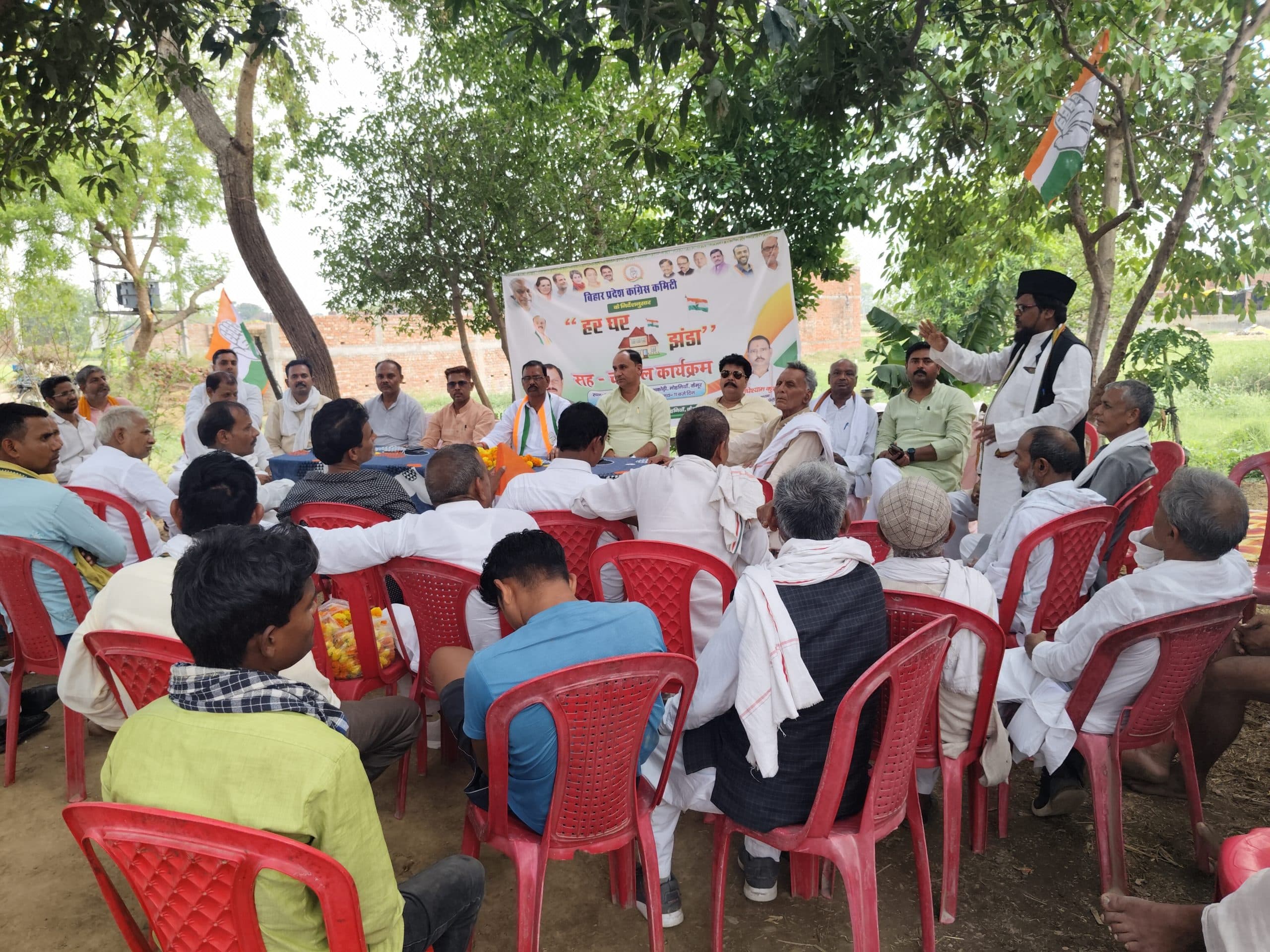 कांग्रेस ने चलाया हर घर झंडा अभियान, लगाये चौपाल