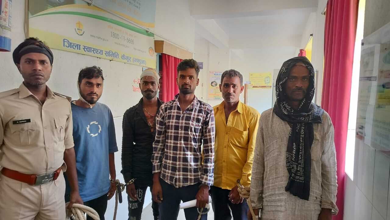 मझुई गांव में दो पक्षों के बीच मारपीट, छह लाेग घायल