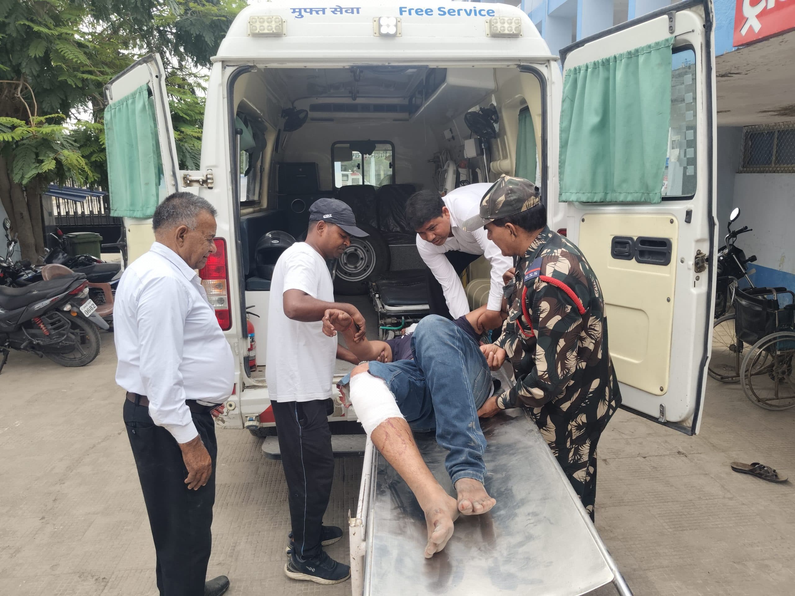 सीएनजी ऑटो के पेड़ में टकराने से शिक्षक सहित दो घायल