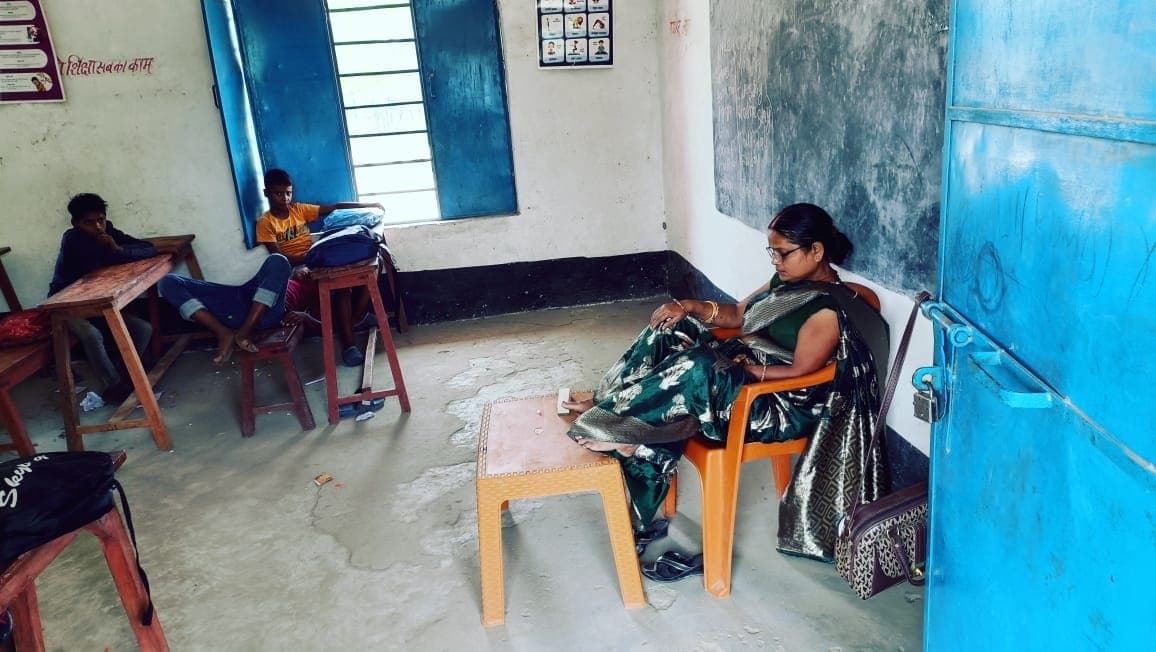 Motihari: क्लास रूम में मोबाइल चलती मिली शिक्षिका, जबाव -तलब