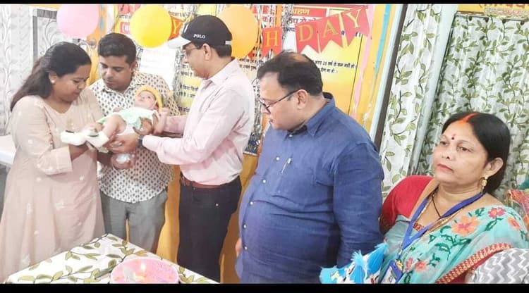 विशिष्ट दत्तक ग्रहण संस्थान ने प्री अडॉप्शन के लिए बच्चे को कोलकाता के दंपती को सौंपा