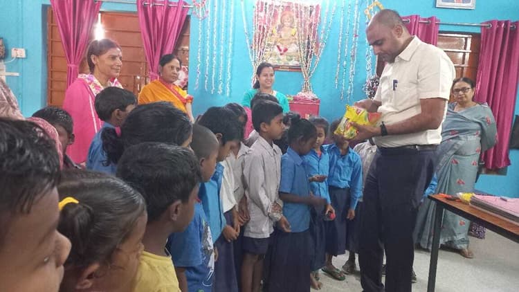 बीइओ ने नये नामांकित बच्चों को प्रोत्साहित किया