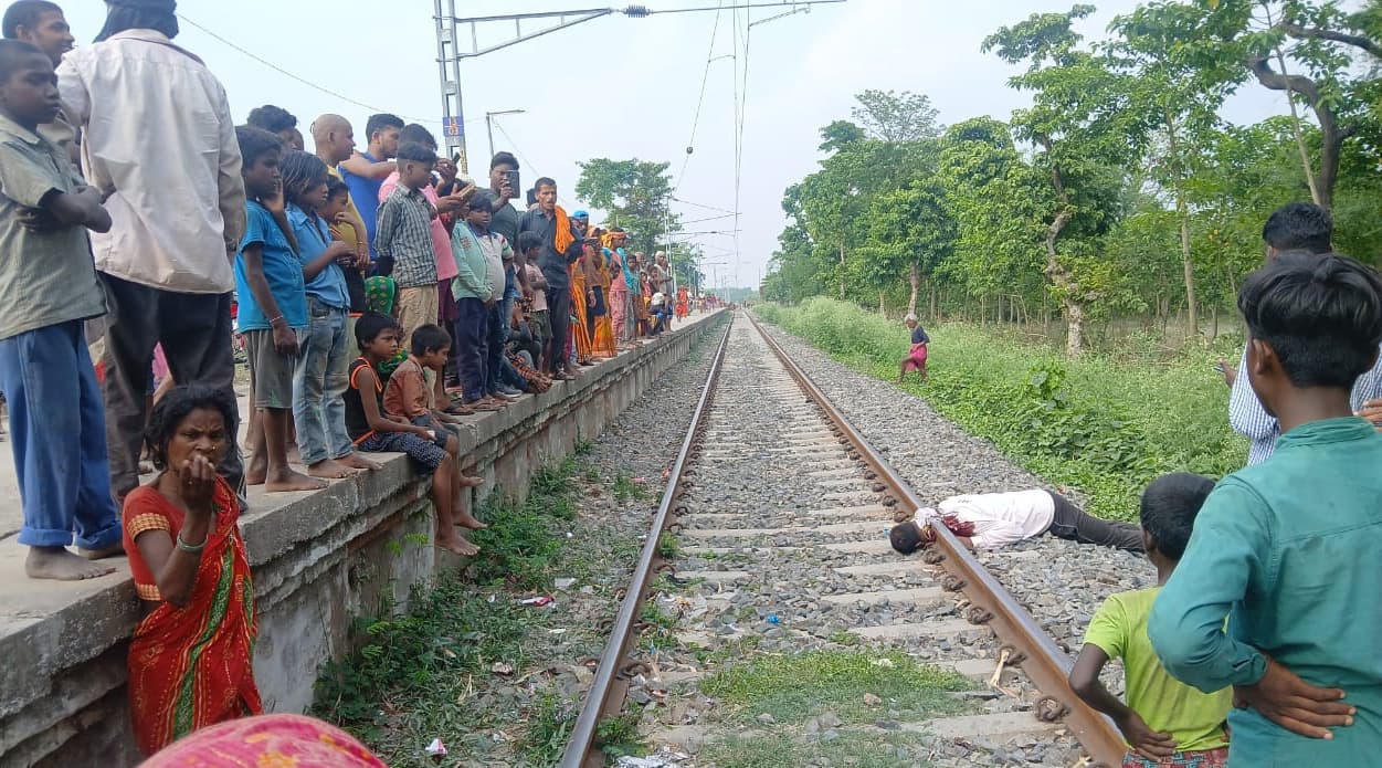पिता की मौत से विक्षिप्त हुए युवक ने ट्रेन से कटकर दी जान