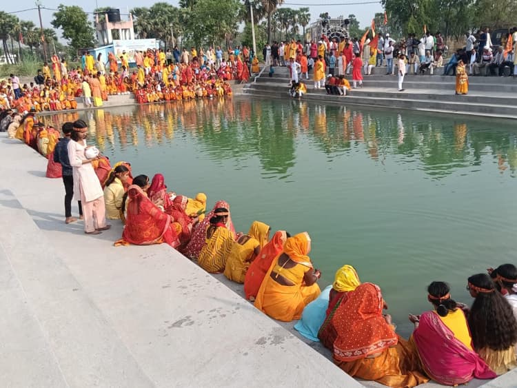 महायज्ञ को लेकर कमालपुर गांव में निकाली गयी कलशयात्रा