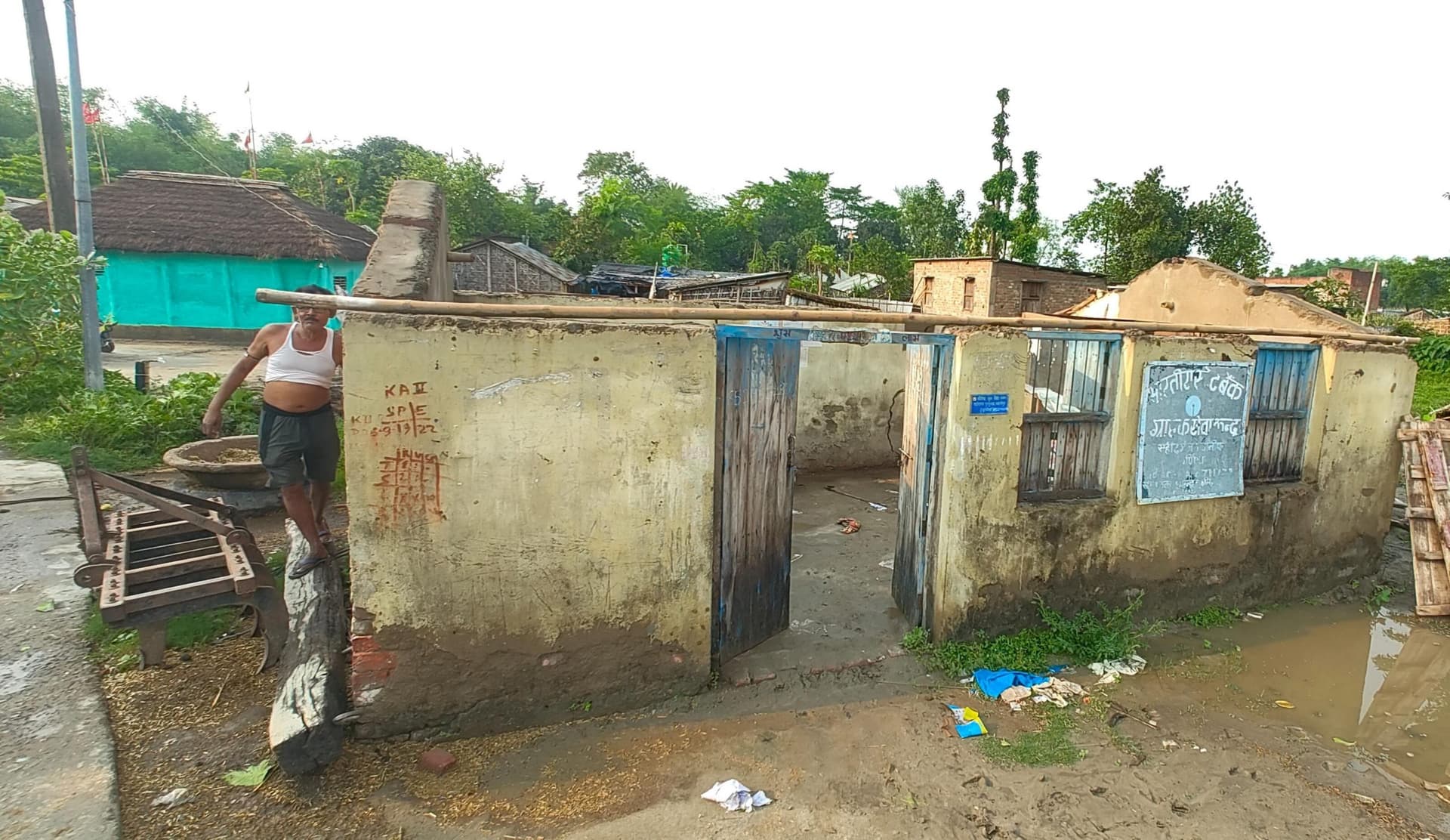 आंधी व बारिश ने मक्का को किया चौपट, कई घरों के छप्पर उड़े