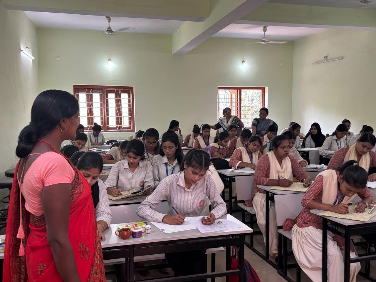 Ranchi News : रांची वीमेंस कॉलेज की छात्राएं सीख रही हैं सोहराई व कोहबर चित्रकला