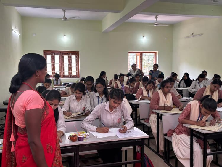 Ranchi News : रांची वीमेंस कॉलेज की छात्राएं सीख रही हैं सोहराई व कोहबर चित्रकला