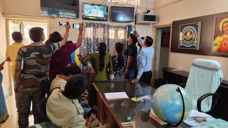 छुट्टी के बाद दुमका के निजी स्कूल की दो छात्राएं गायब