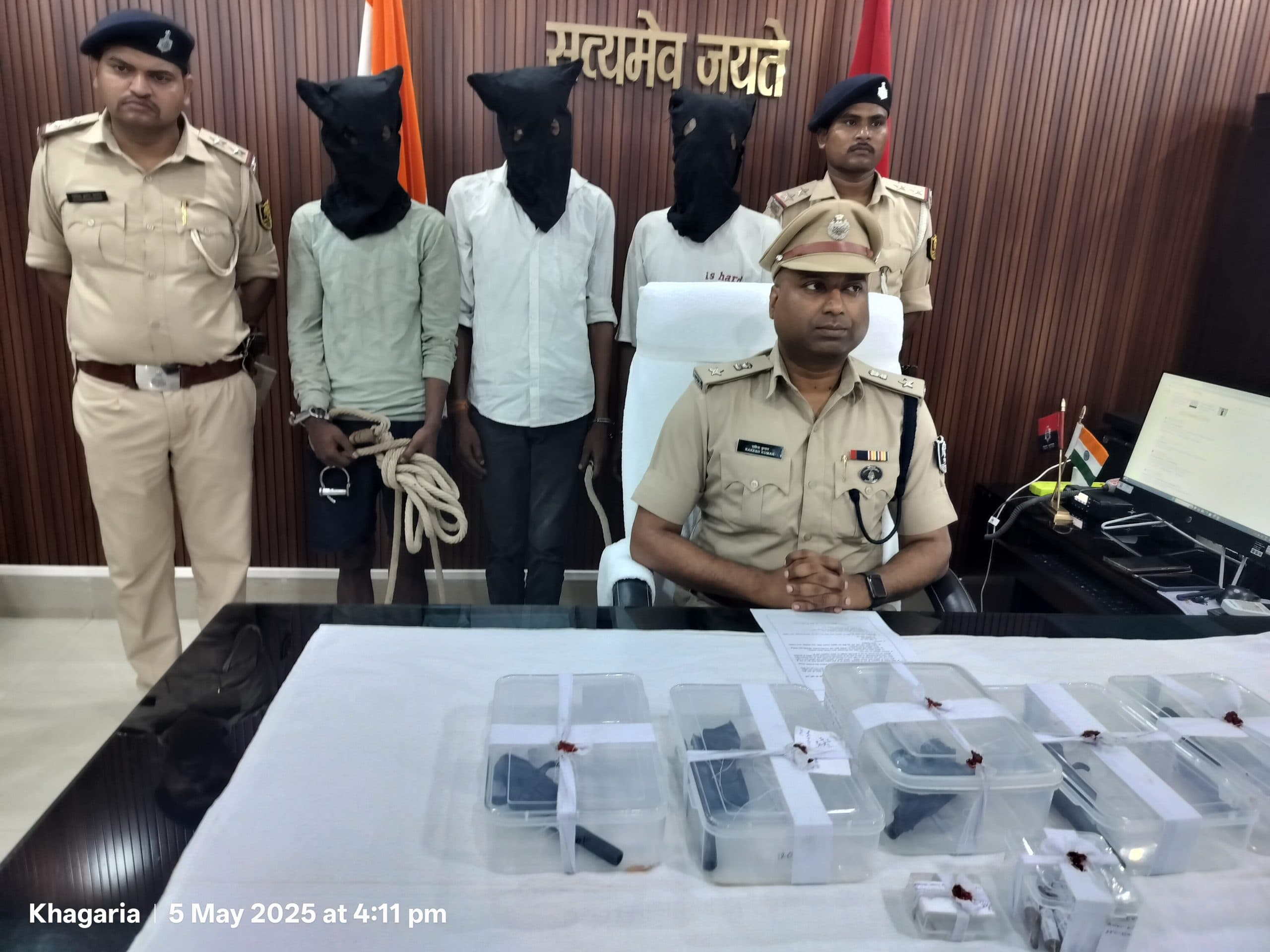 पसराहा में चार कट्टा, एक रिवाल्वर, छह जिंदा कारतूस के साथ तीन बदमाश धराया