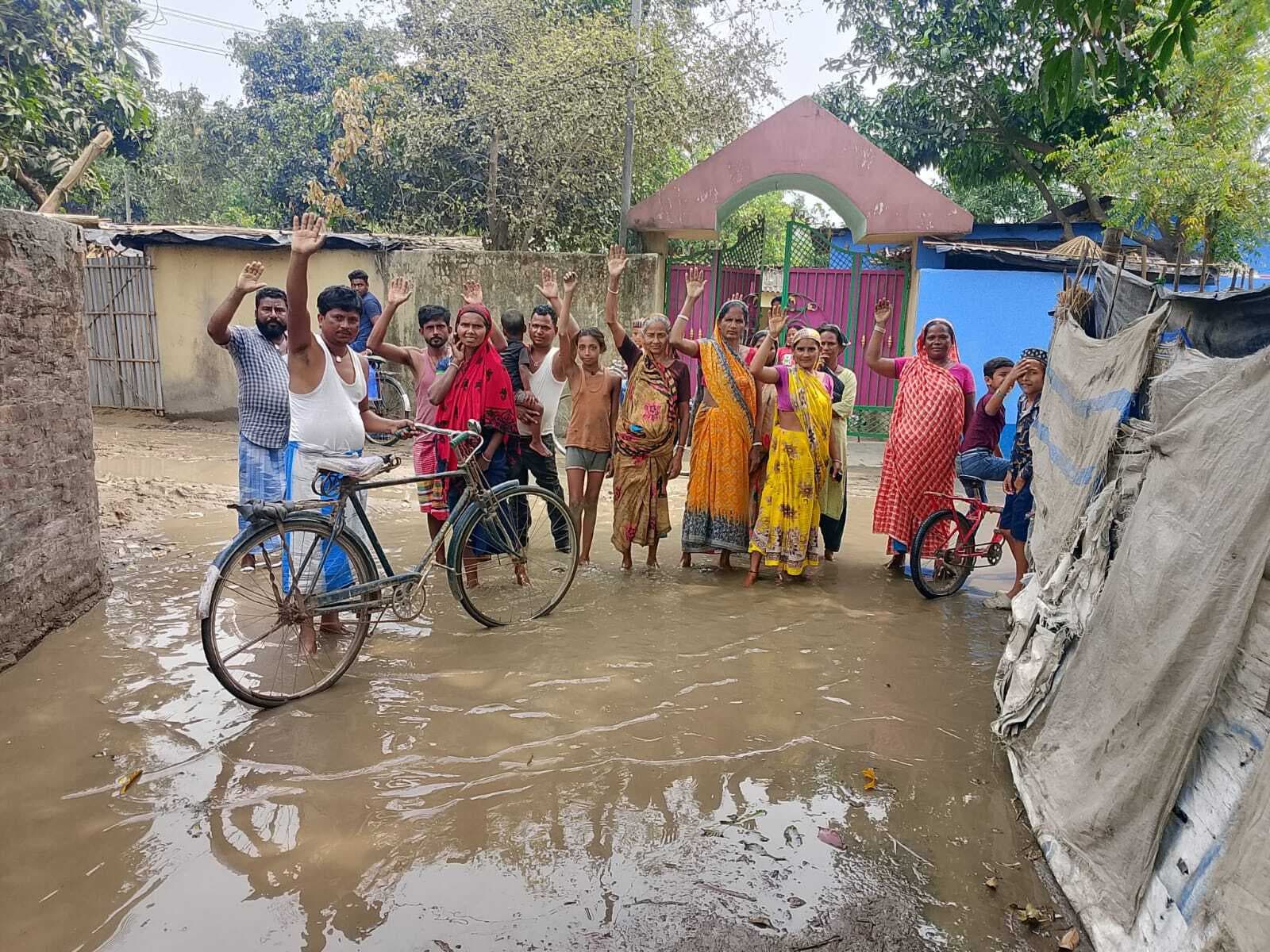 जलजमाव से परेशान ग्रामीण ने किया प्रदर्शन