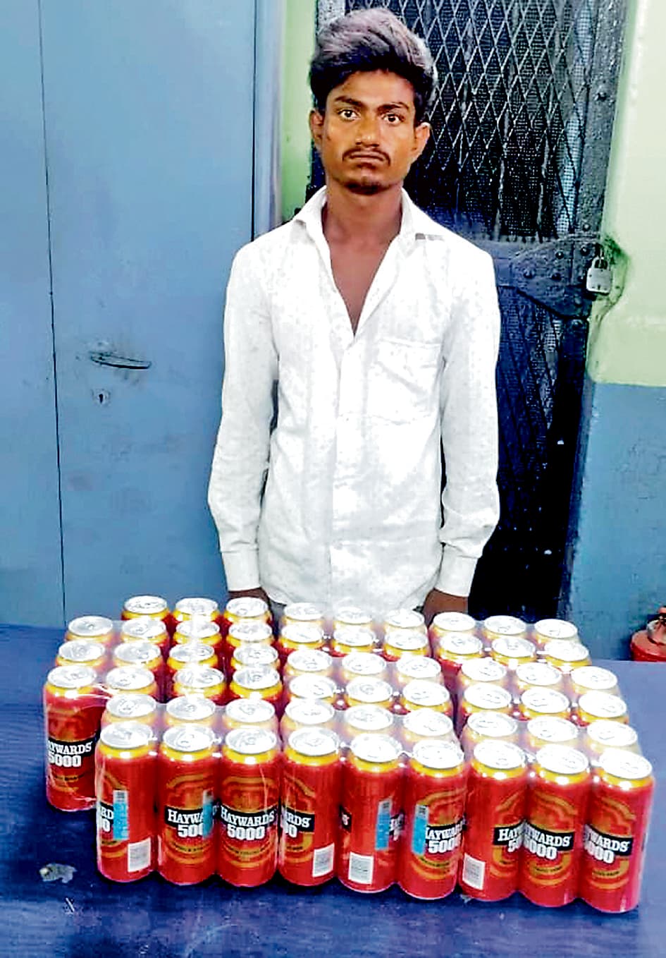 आसनसोल स्टेशन पर शराब तस्कर गिरफ्तार, बैग से बरामद हुए 57 बियर कैन