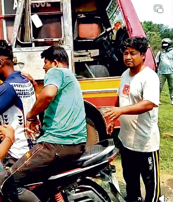 शिवपुर के पास मिनीबस दुर्घटनाग्रस्त, ड्राइवर घायल