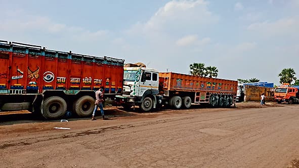 जामुड़िया के पार्किंग जोन में खड़ा था वाहन, उड़ा लिये बैटरी व जैक