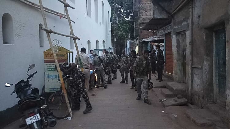 Deoghar News : दो बदमाश सीसीटीवी में कैद, पुलिस की छापेमारी तेज