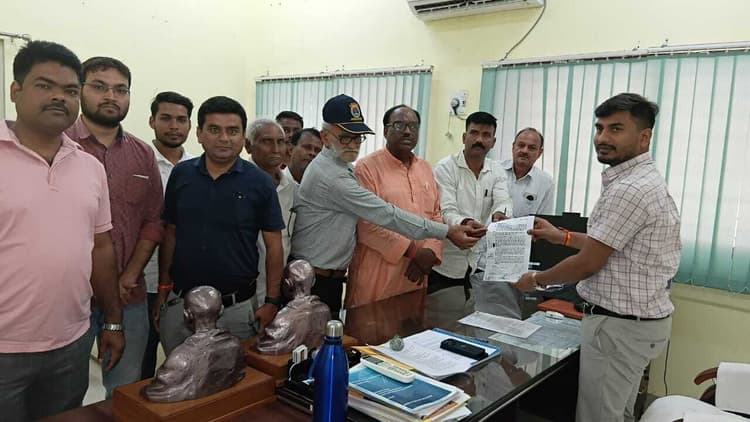 जुगसलाई की जनसमस्याओं को लेकर जदयू ने सौंपा ज्ञापन