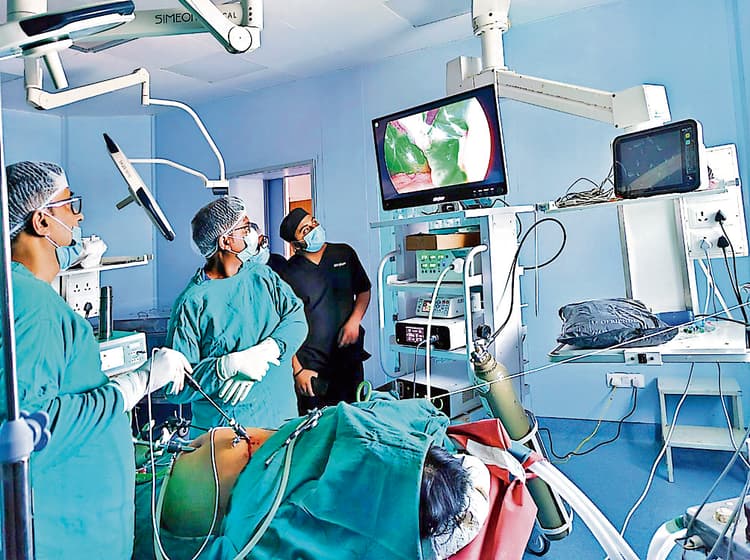 ranchi news : सदर अस्पताल रांची में पहली बार नवीनतम कैमरा तकनीक से पित्त की थैली की सर्जरी