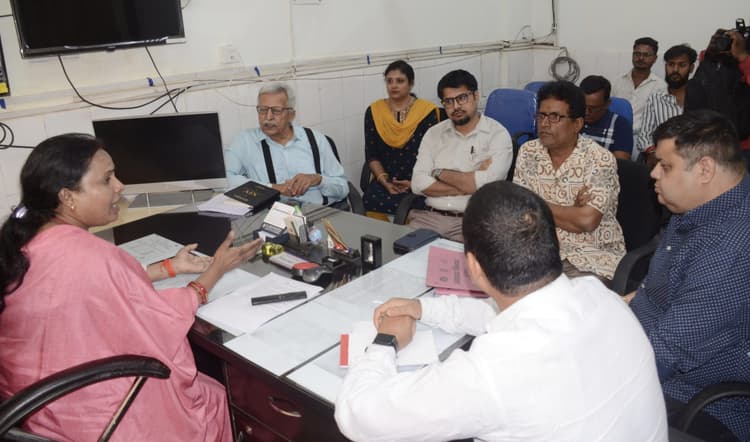 Dhanbad News : जिला परिषद अध्यक्ष ने सीएस को लगायी फटकार, कहा- आठ माह से करोड़ों की मशीनें फांक रही धूल ऐसा क्यों
