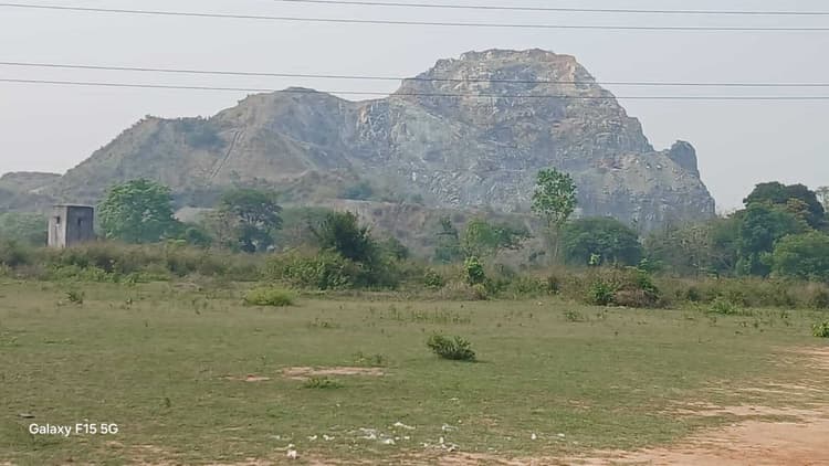 Dhanbad News : गोल पहाड़ी में हैवी ब्लास्टिंग की जांच करेगी जिला परिषद की टीम