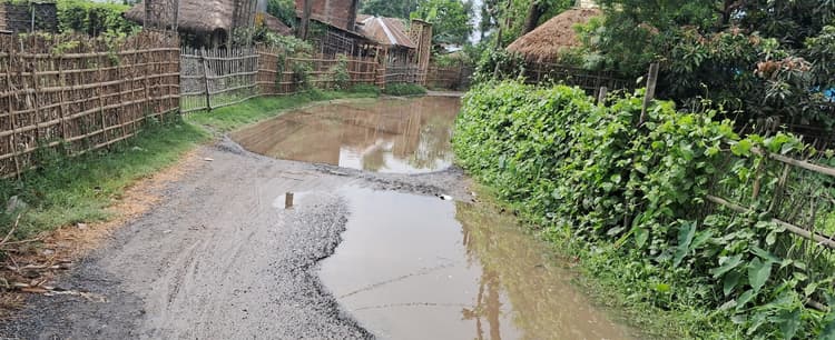 काझी-रसाढ़ सड़क जर्जर, जलजमाव से समस्या हुई विकट