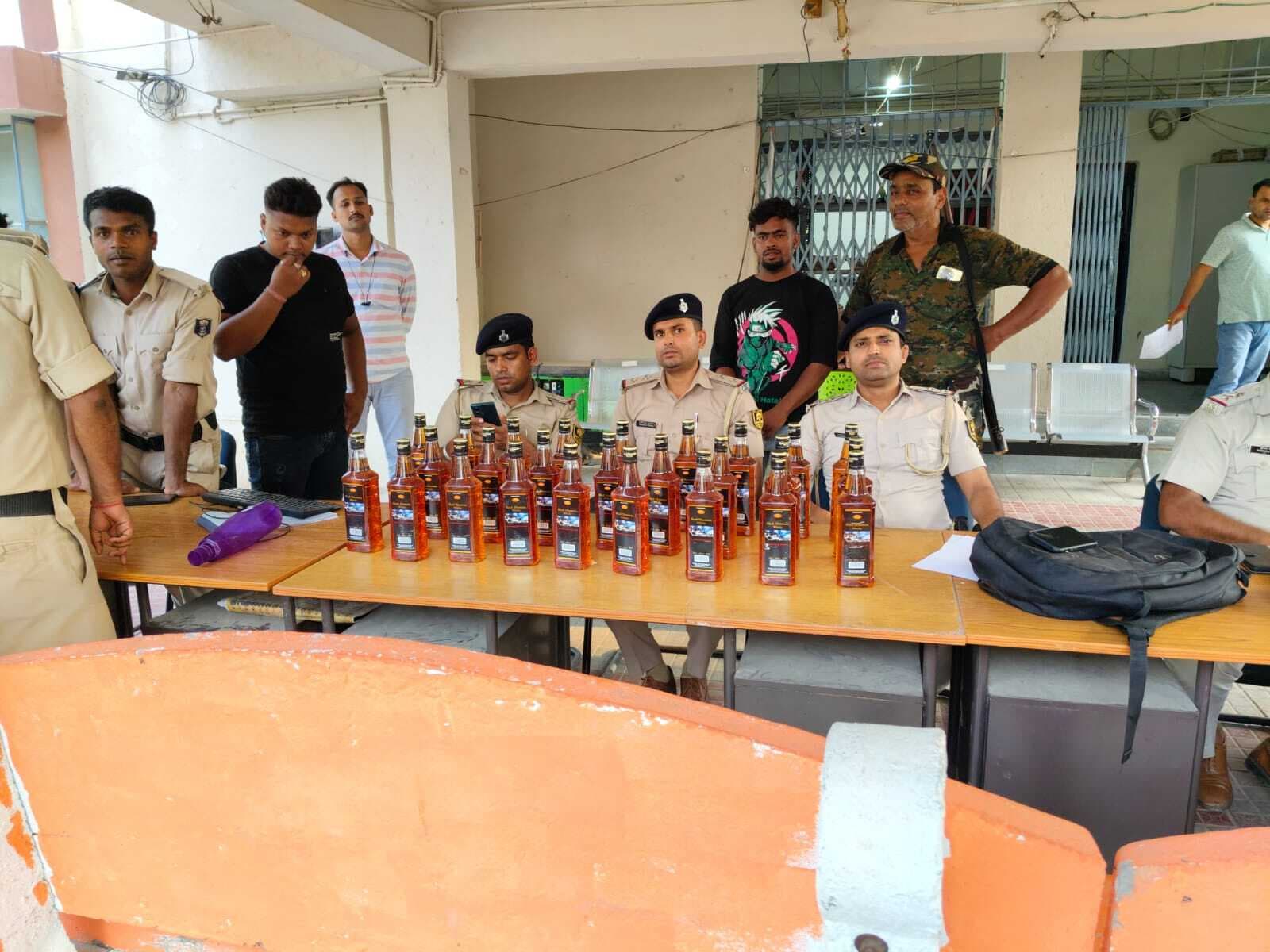 Motihari : ठाकुरवाड़ी से विदेशी शराब की खेप बरामद, एक गिरफ्तार