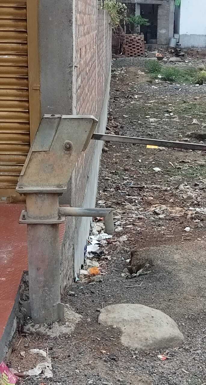 हीरानंदनपुर के महुआडंगा में गिरने लगा भूमि का जलस्तर, सूखने लगे हैं तालाब व कुआं