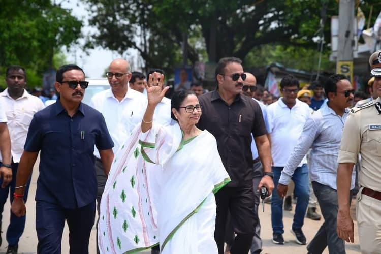 हिंसा प्रभावित क्षेत्र शमशेरगंज व सुती में लोगों से मिलीं सीएम ममता