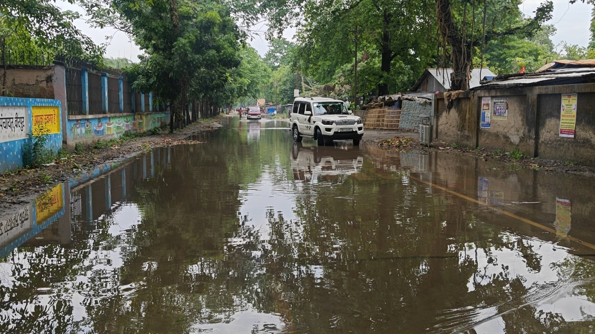 दो घंटे की बारिश में ही गोल चौक से कोसी आइबी रोड जलमग्न