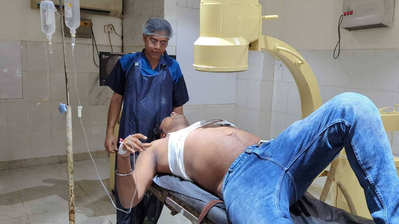 शराब तस्कर की फायरिंग से तिलक से लौट रहे मेट्रो रेलवे के जेइ जख्मी