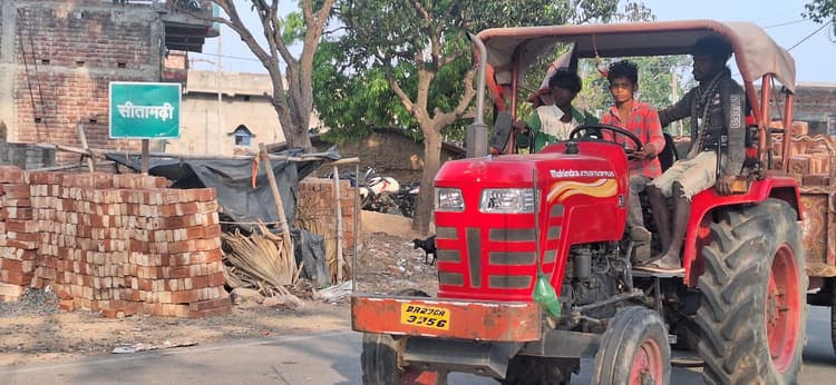 सड़कों पर ट्रैक्टर दौड़ा रहे किशोर, हादसे की आशंका