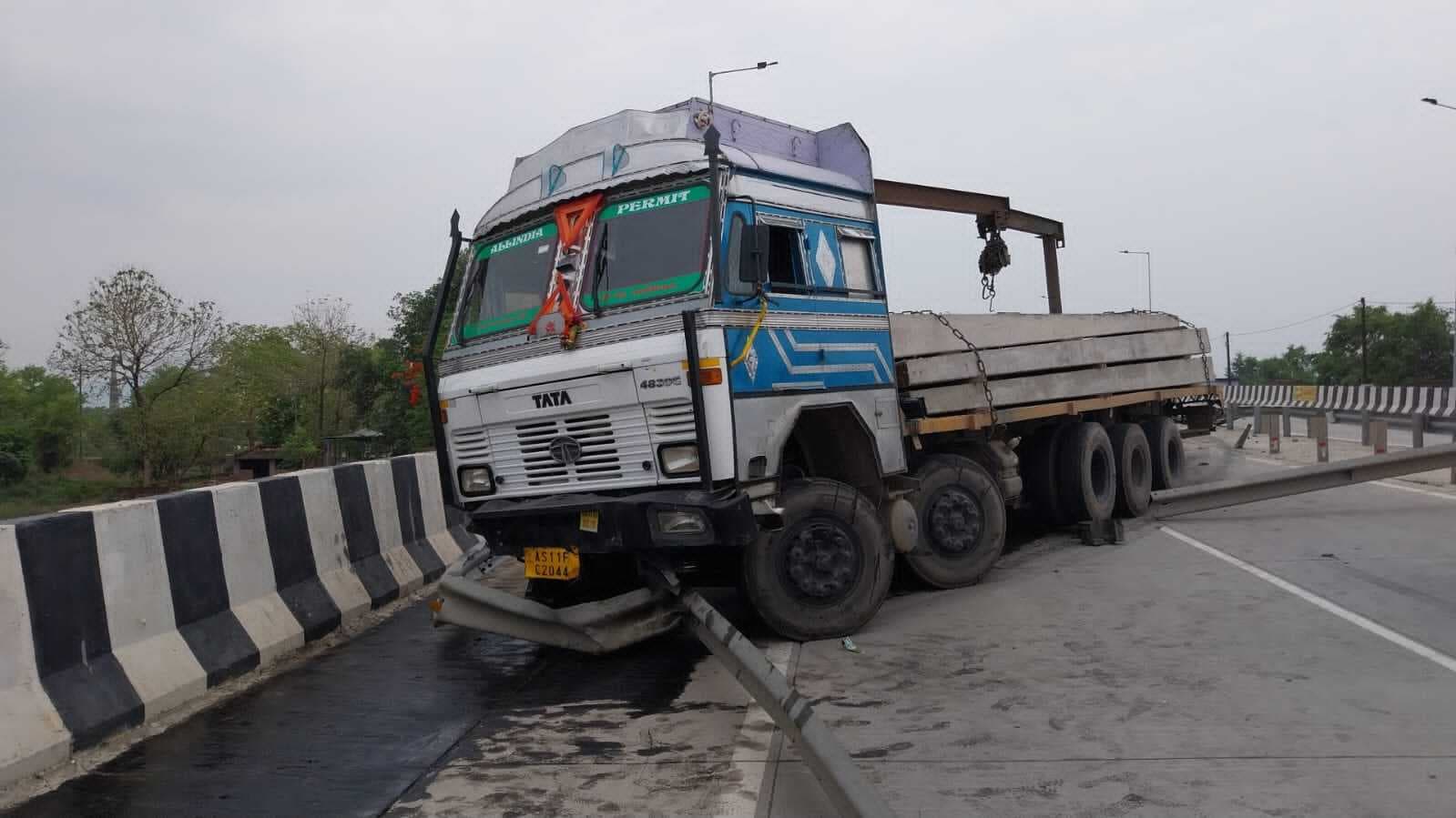 बिजली खंभे से टकराया लगा ट्रक डिवाइडर से टकराया,बाल-बाल बचे चालक