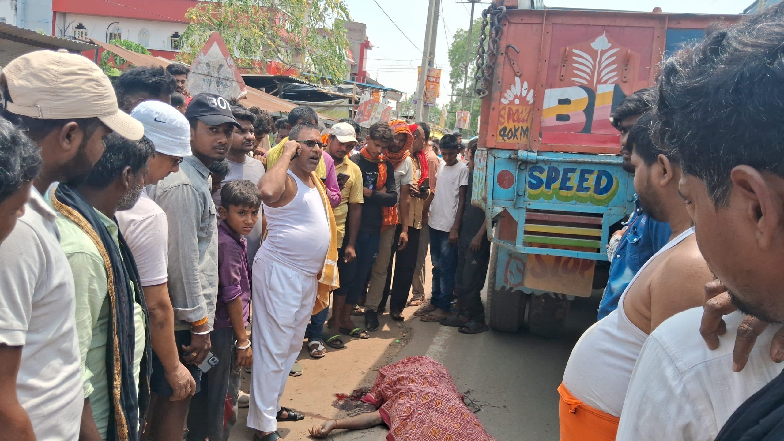 ट्रक की चपेट में आने से वृद्ध की मौत, गुस्से में लोगों ने जाम की सड़क