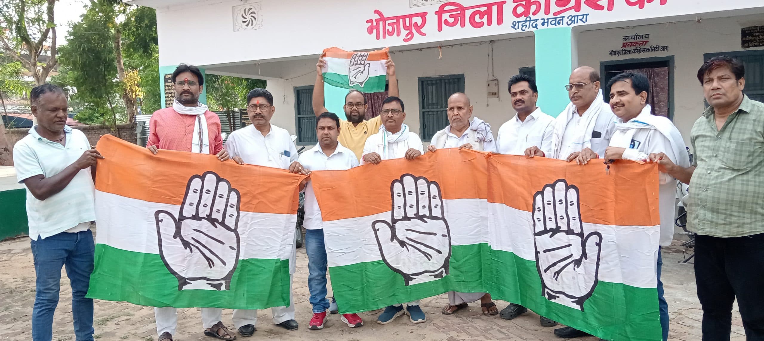 प्रखंड अध्यक्षों के बीच कांग्रेस ने किया झंडा का वितरण