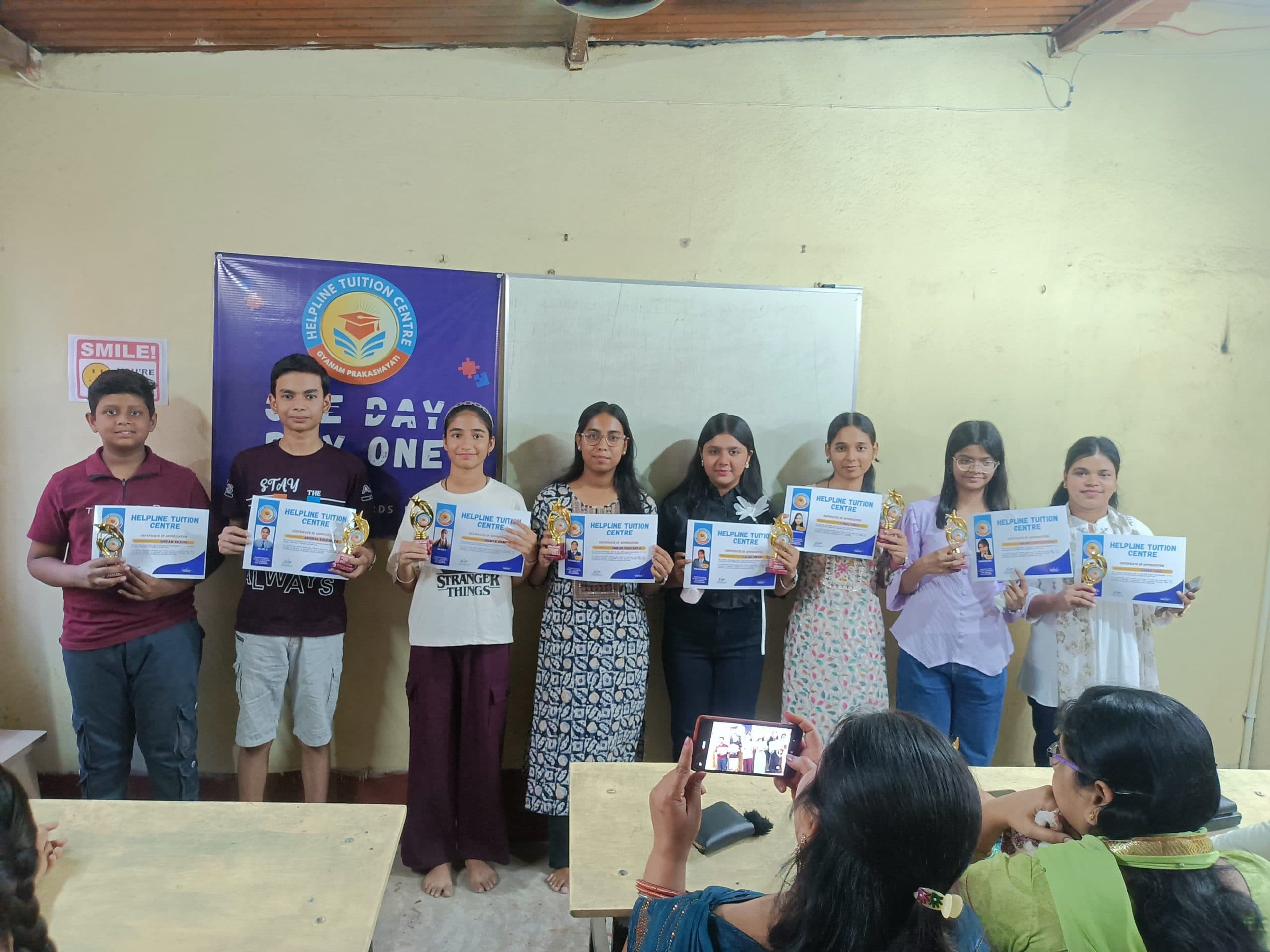 दसवीं में अव्वल आने वाले विद्यार्थी किये गये सम्मानित