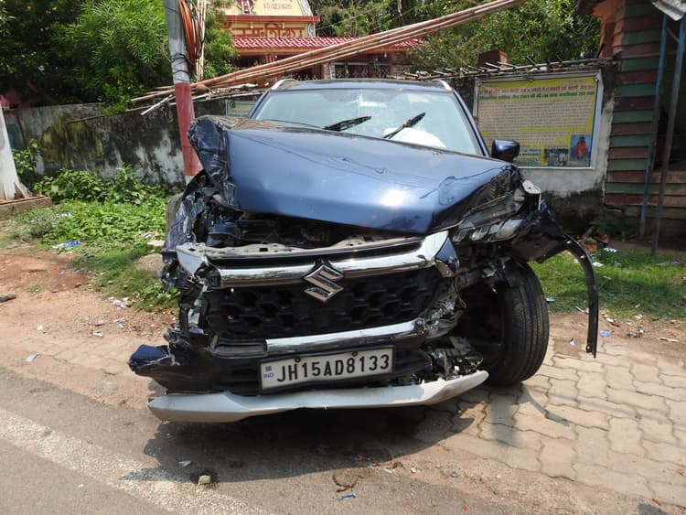 Deoghar News : बेकाबू कार की टक्कर से दो घायल, पीसीआर वैन, ऑटो व एटीएम को किया क्षतिग्रस्त