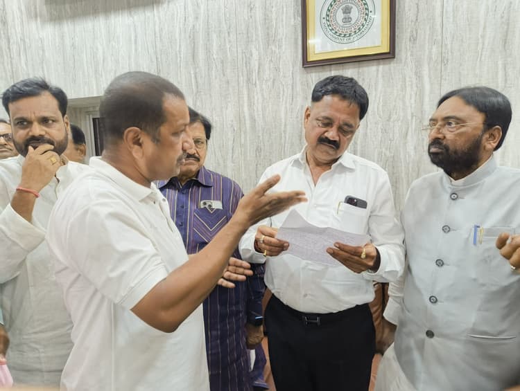 Deoghar news : नगर विकास मंत्री से यात्रियों की सुविधा के लिए वैकल्पिक व्यवस्था की मांग, सौंपा ज्ञापन